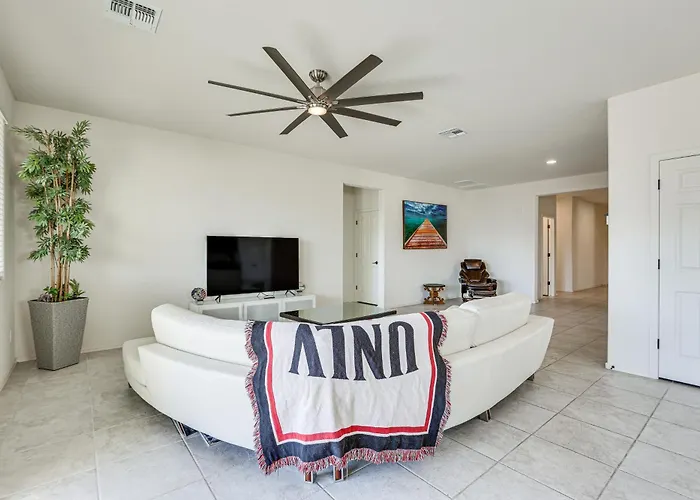 Holiday home 7 Mi To State Farm Stadium: Pet-friendly Retreat! *