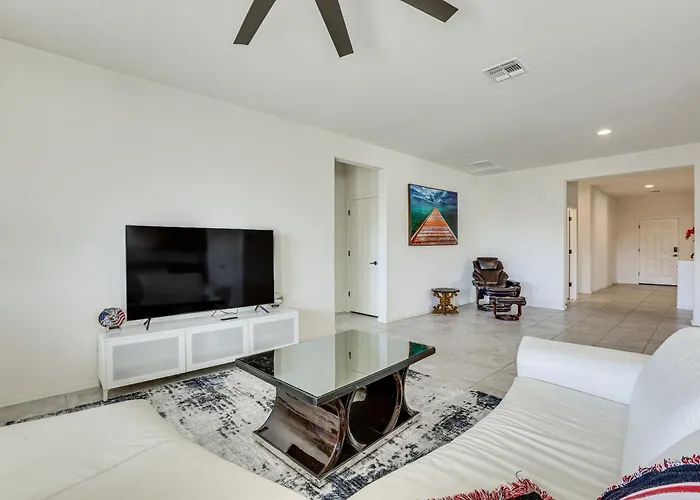 7 Mi To State Farm Stadium: Pet-friendly Retreat! Holiday home