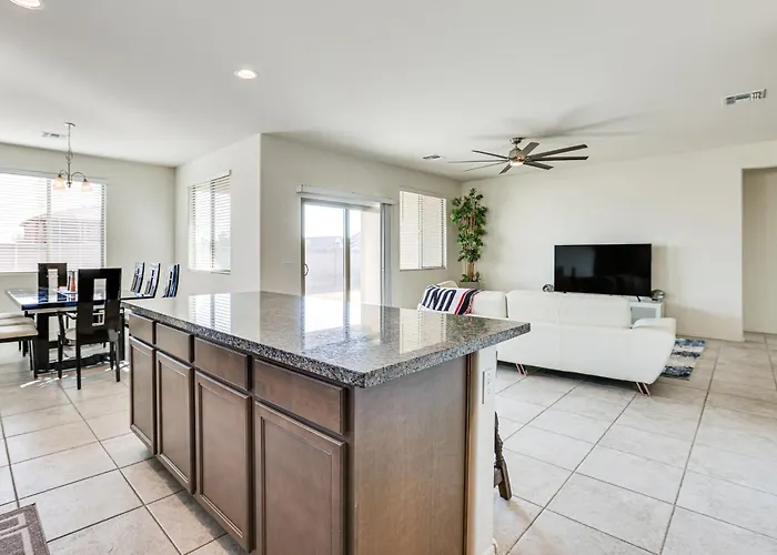 Holiday home 7 Mi To State Farm Stadium: Pet-friendly Retreat!