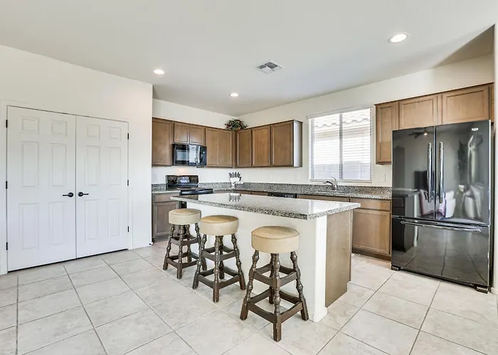 Holiday home 7 Mi To State Farm Stadium: Pet-friendly Retreat! *