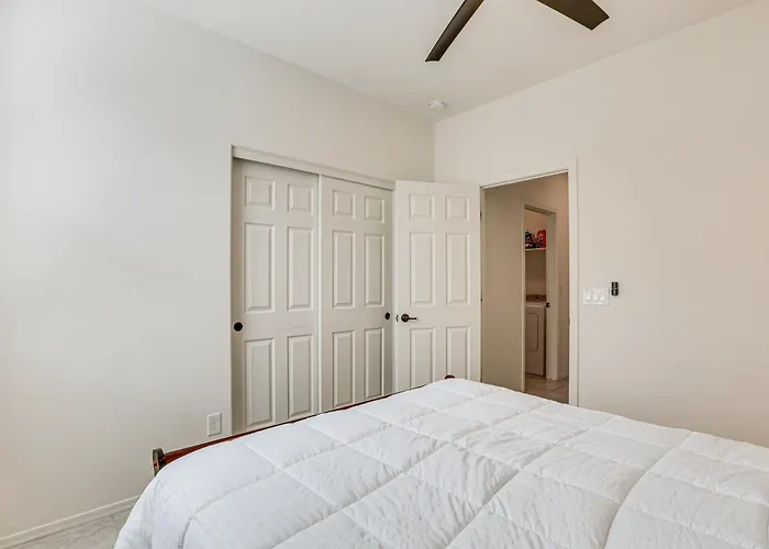 7 Mi To State Farm Stadium: Pet-friendly Retreat! Holiday home Peoria