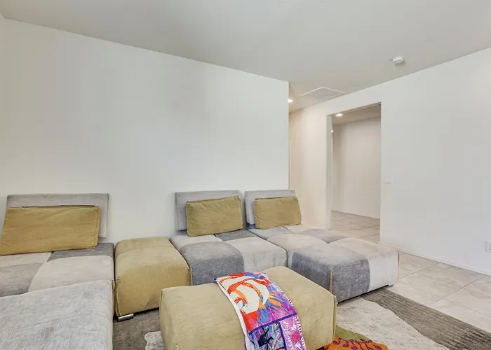 Holiday home 7 Mi To State Farm Stadium: Pet-friendly Retreat! *