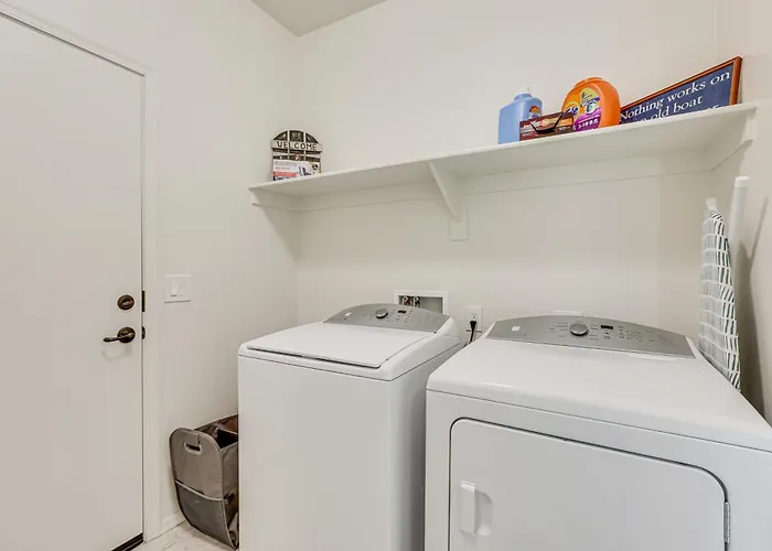 Holiday home 7 Mi To State Farm Stadium: Pet-friendly Retreat!