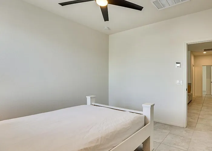 Holiday home 7 Mi To State Farm Stadium: Pet-friendly Retreat!