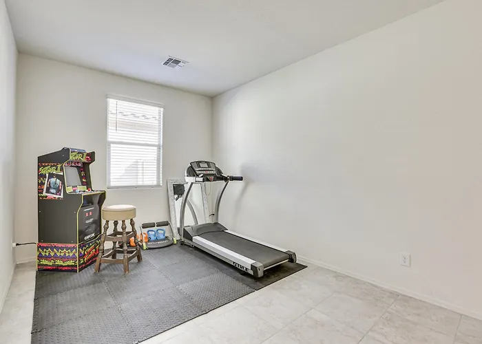Holiday home 7 Mi To State Farm Stadium: Pet-friendly Retreat! *