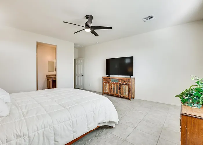 7 Mi To State Farm Stadium: Pet-friendly Retreat! Peoria