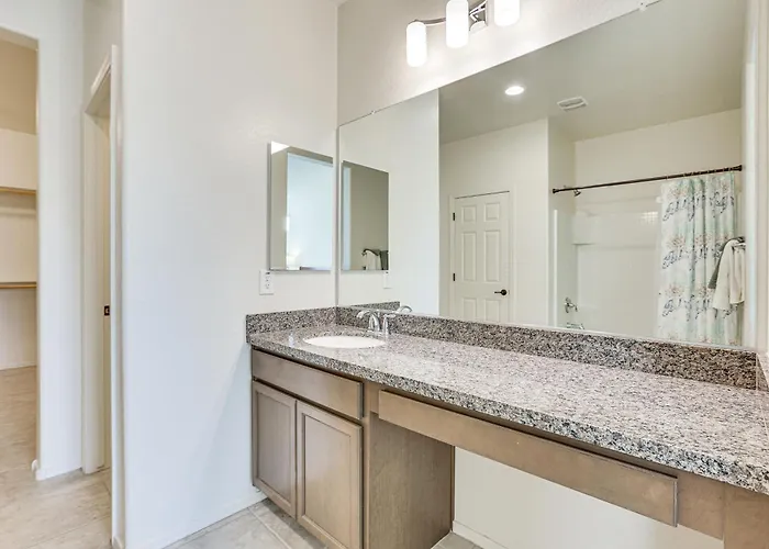 Holiday home 7 Mi To State Farm Stadium: Pet-friendly Retreat! *